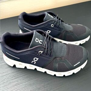 On Cloud 5 black & white size 7 running shoe